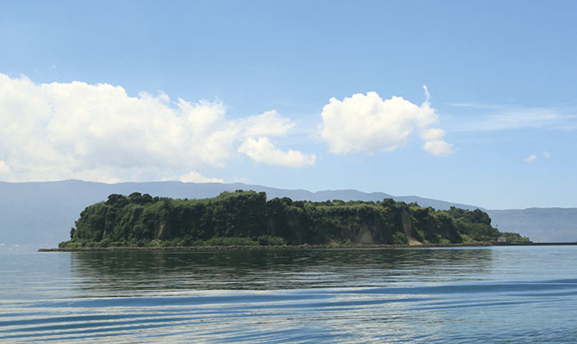 新島(燃島)　(海底が隆起してできた島！)