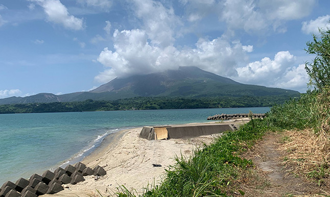 新島(燃島)　(海底が隆起してできた島！)
