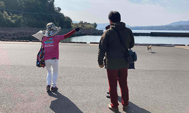 新島(燃島)　(海底が隆起してできた島！)